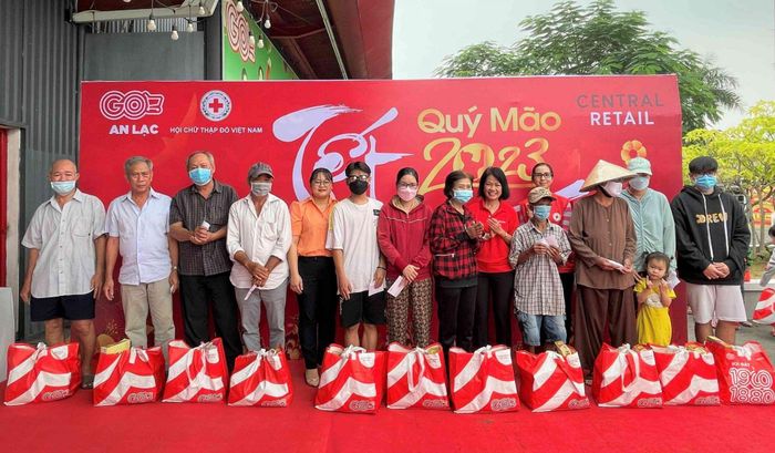 Central Retail phối hợp với Hội Chữ Thập đỏ Việt Nam tiến hành trao quà Tết Nhân ái cho những người có hoàn cảnh khó khăn trên địa bàn quận Bình Tân, TP. Hồ Chí Minh