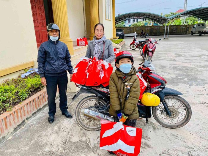 Niềm vui khi nhận được quà Tết Nhân ái của người dân ở Bắc Giang