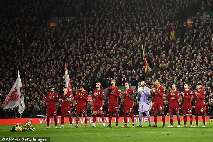 Cầu thủ Liverpool và người hâm mộ vỗ tay tưởng nhớ huyền thoại bóng đá.