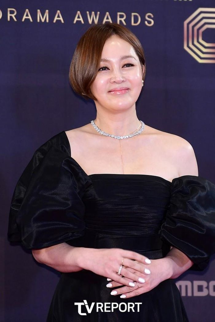 Á hậu Hàn Quốc 1992 Lee Seung Yeon diện váy đen hở vai gợi cảm lên thảm đỏ. Tuy nhiên ở độ tuổi 54, nữ diễn viên không thể tránh khỏi việc lộ dấu hiệu tuổi tác và tăng cân