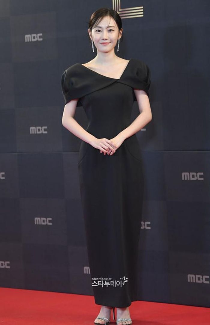 Nữ diễn viên Woo Hyun Joo và Jung Min Ah cùng chọn váy đen đồng điệu lên thảm đỏ MBC Drama Awards