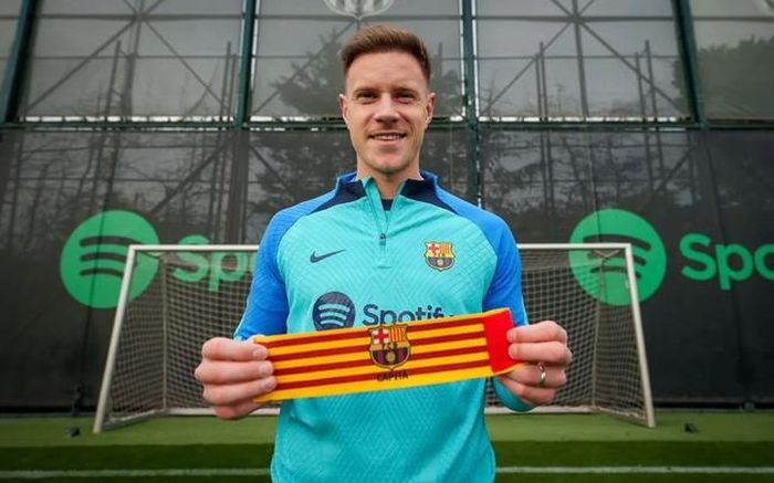 Ter Stegen và Sergio Busquets là hai đội trưởng của Barca.