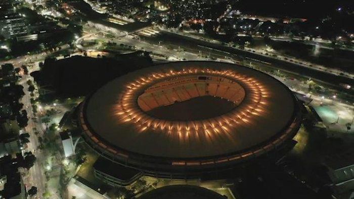 Sân vận động Maracana nổi tiếng được chiếu sáng màu vàng.