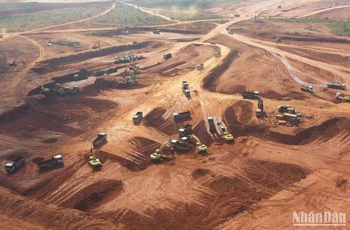 Nhiều phương tiện máy móc thi công tại dự án sân bay Long Thành. 