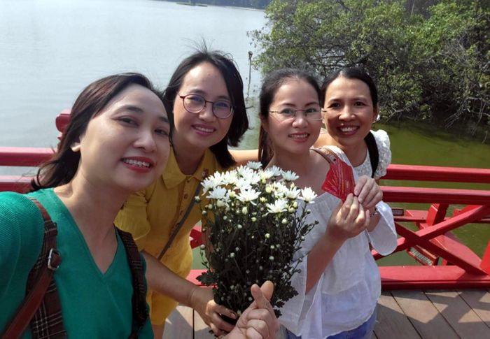 Chúng tôi hẹn nhau ở đền Ngọc Sơn, chụp không biết bao nhiêu kiểu ảnh cùng bó cúc họa mi đầu mùa.