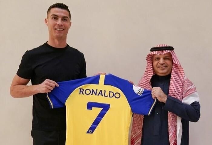Tờ Al Arabiya bất ngờ thông tin Ronaldo đã đồng ý đến CLB Al Nassr của Saudi Arabia.