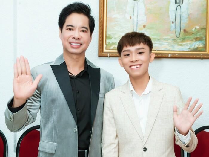 Hồ Văn Cường ngày một trưởng thành dưới sự dìu dắt của danh ca Ngọc Sơn.