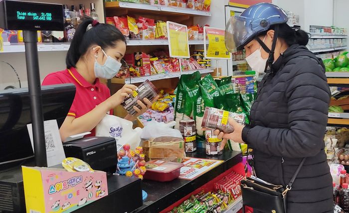 Khách hàng mua sắm tại cửa hàng tiện lợi WinMart.