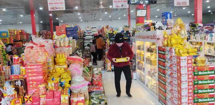 Khánh hàng mua sắm tại cửa hàng kinh doanh Hường Lâm Mart.
