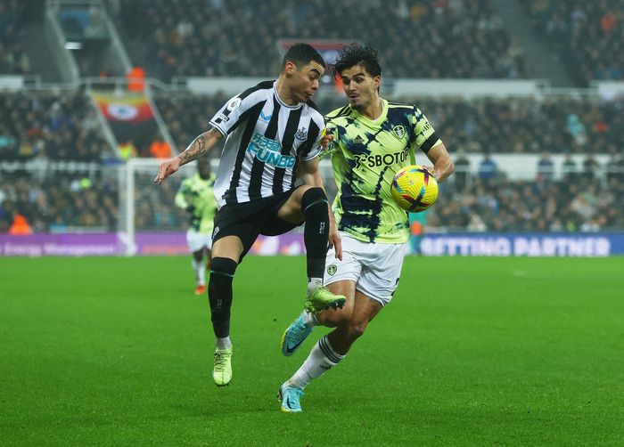  Miguel Almiron vẫn chơi ấn tượng bên hành lang phải. Tuy nhiên, một mình anh là không đủ để tạo ra khác biệt trước hàng phòng ngự lăn xả của Leeds. 