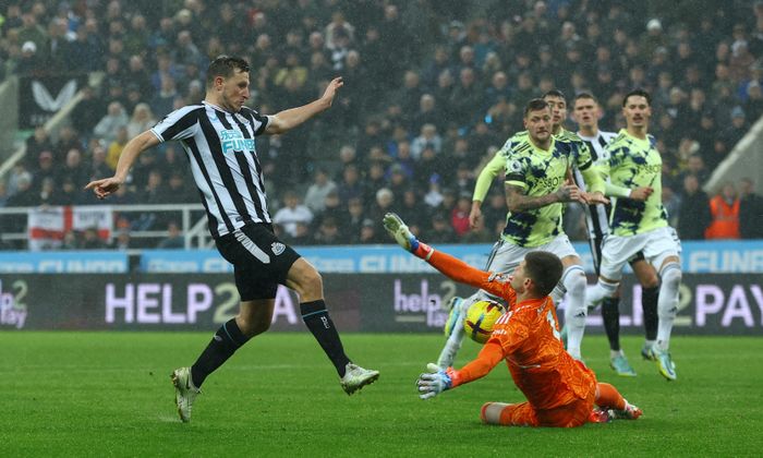  Newcastle có thế trận lấn lướt và tạo ra hàng loạt tình huống hãm thành. Tuy nhiên, dưới cơn mưa lớn, cơ hội liên tục trôi qua trước mũi giày của hàng công chủ nhà. Phút 54, Chris Wood không thể ghi bàn dù trước mặt anh chỉ còn thủ môn Illan Meslier. 