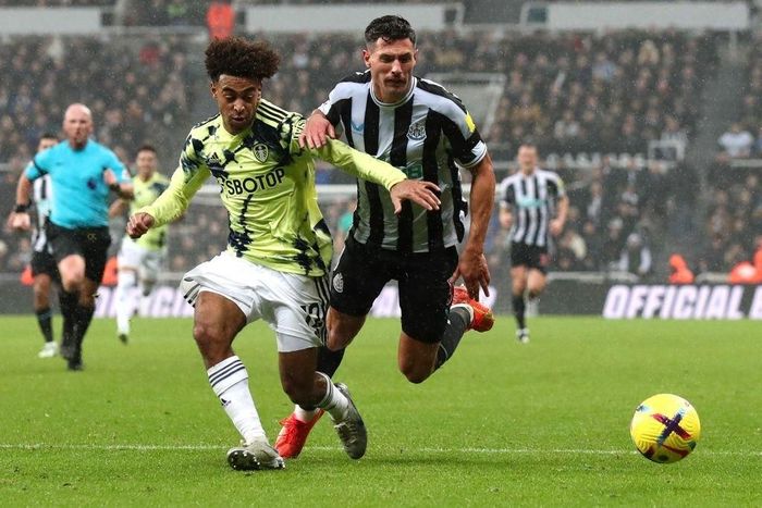 Trước đó, tổ trọng tài gây tranh cãi khi không cho Newcastle hưởng phạt đền sau tình huống xâm nhập vùng cấm của trung vệ Fabian Schar. Video làm chậm chỉ ra tác động của Tyler Adams nhưng ông Hooper vẫn cho trận đấu tiếp tục. 