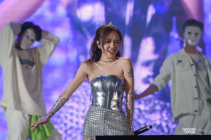 Ca sĩ Phương Ly.