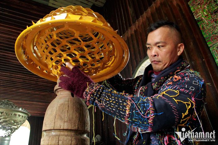 Tác phẩm lồng đèn được anh chế tác từ 2 thau nhôm cũ.