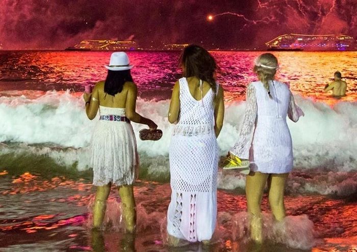 Người Brazil đi tìm sóng đầu năm mới.