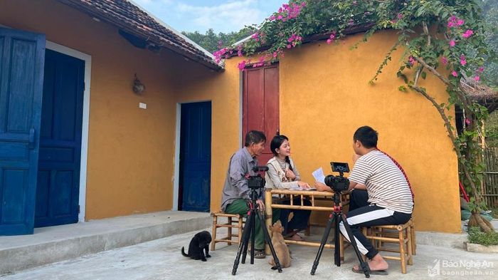Lâm Anh cùng nhóm bạn đang thảo luận về các cảnh quay cho video. Ảnh: Thanh Phúc