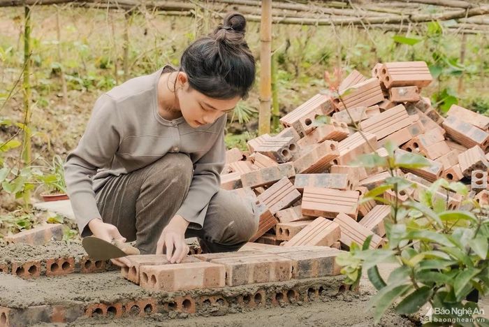 Để vào vai, Lâm Anh phải học qua tất cả các nghề thợ nề, thợ mộc... Ảnh: Thanh Phúc