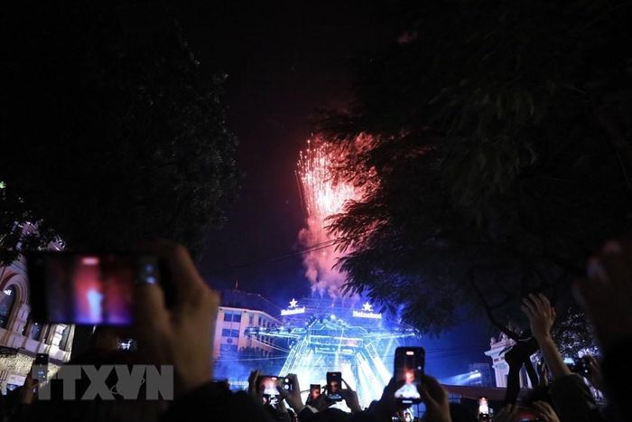 Giây phút chào mừng Năm mới 2023 tại Quảng trường cách mạng tháng Tám. (Ảnh: Hoàng Hiếu/TTXVN)
