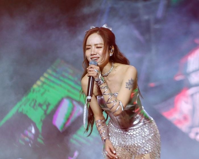 Ca sĩ Phương Ly biểu diễn tại Quảng trường Cách mạng tháng Tám. (Ảnh: Tuấn Đức/TTXVN)