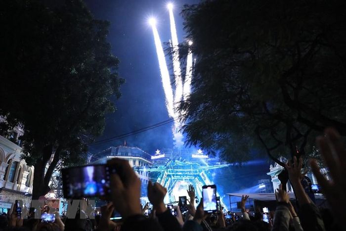 Giây phút chào mừng Năm mới 2023 tại Quảng trường cách mạng tháng Tám. (Ảnh: Hoàng Hiếu/TTXVN)