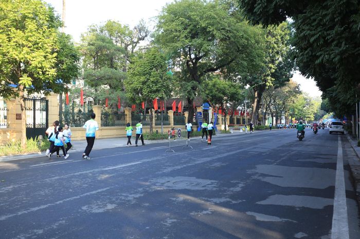 Nhiều người lựa chọn tham gia các giải chạy phong trào tại khu vực hồ Gươm.