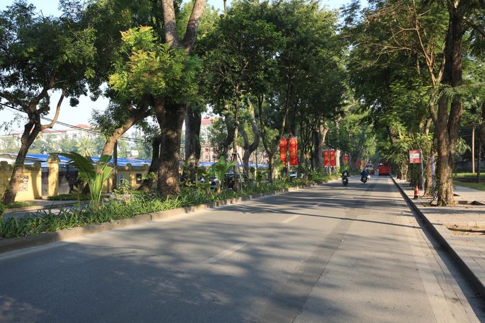 Thời tiết có nắng ấm khiến khung cảnh Hà Nội càng trở nên thơ mộng.