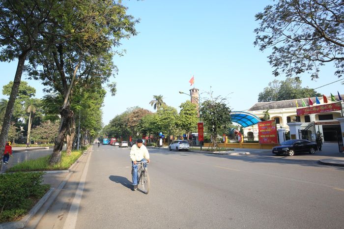 Nhiều người lựa chọn tập thể dục buổi sáng bằng việc đạp xe để tận hưởng không khí ngày đầu năm Dương lịch.