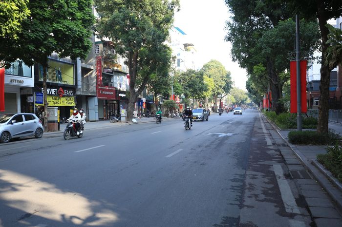 Khắp phố phường Hà Nội bình yên, không ồn ào, không tiếng còi xe, đường phố vắng lặng.