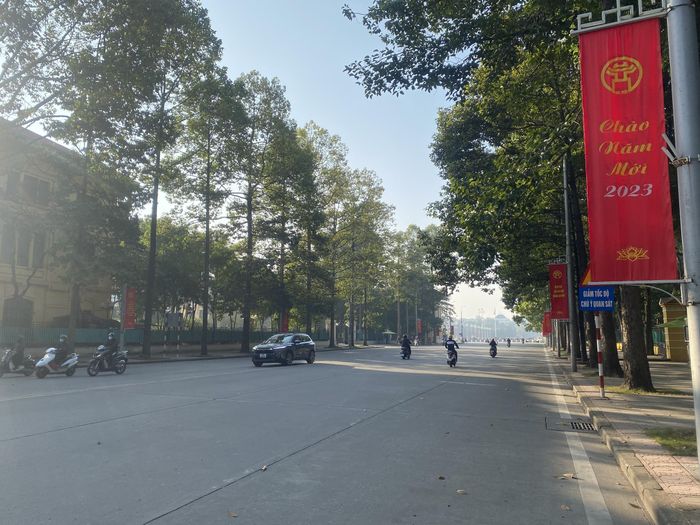 Nhiều tuyến phố khung cảnh vắng lặng, bình yên. Dòng người không còn vội vã mà trầm lắng hơn so với những ngày thường.