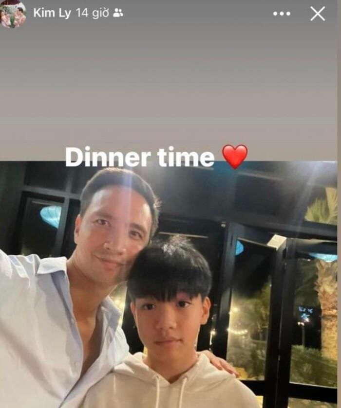 Cả hai nở nụ cười vui vẻ và khoác vai nhau cực thân thiết kèm dòng chú thích: "Dinner time". Khoảnh khắc Kim Lý thân thiết bên con riêng của vợ đã nhận được cơn mưa lời khen từ khán giả.