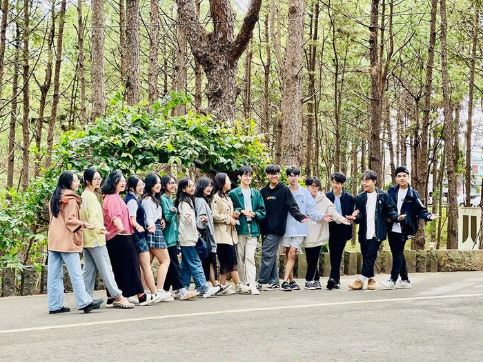 Nhóm bạn trẻ cùng nhau du xuân tại các khu du lịch nổi tiếng ở Pleiku. Ảnh: Mai Ka
