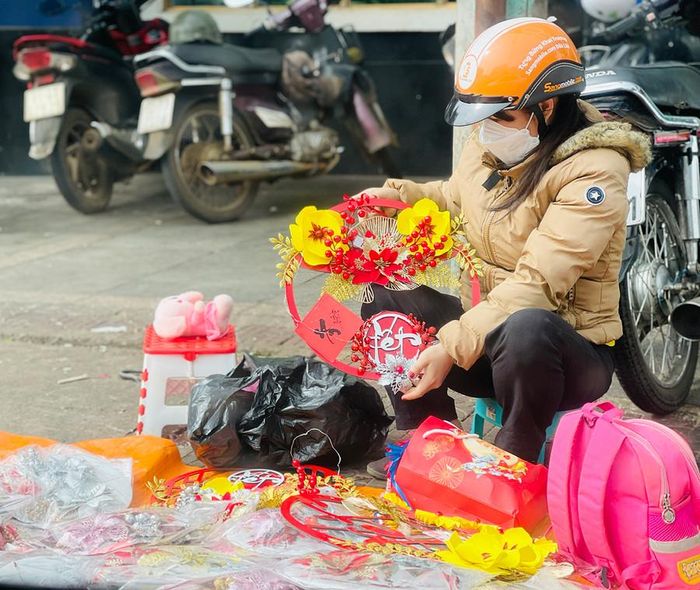 Người dân ở các địa phương trong tỉnh đổ về TP. Pleiku du xuân và tranh thủ sắm đồ trang trí Tết Nguyên đán sắp tới. Ảnh: Mai Ka