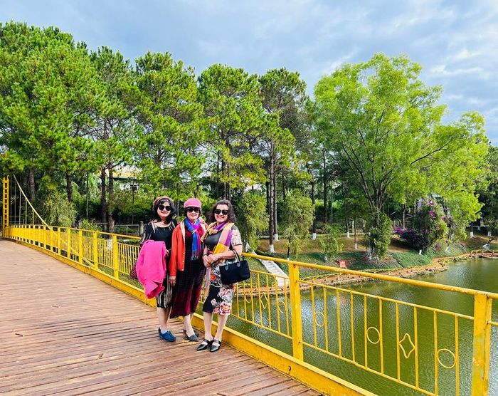 Du khách từ TP. Hồ Chí Minh chụp hình lưu niệm tại Công viên Diên Hồng. Ảnh: Trần Dung