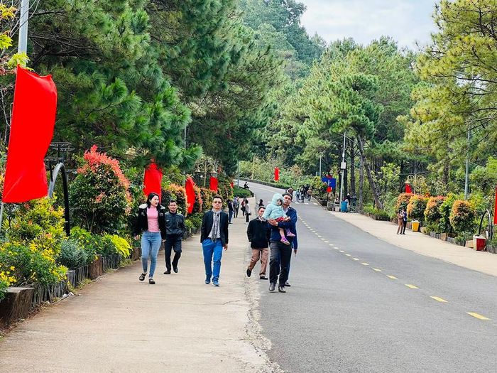Khu du lịch Biển Hồ thu hút người dân và du khách thập phương trong ngày đầu năm. Ảnh: Trần Dung