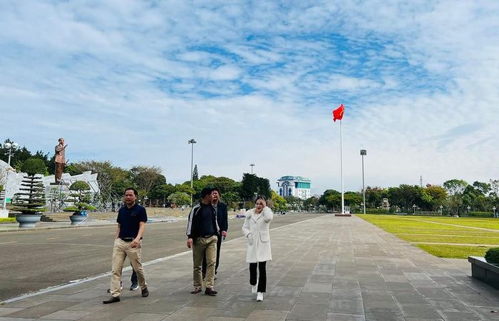 Dù tiết trời ở Pleiku vào sáng sớm khá lạnh nhưng du khách vẫn đến tham quan tại Quảng trường Đại Đoàn Kết. Ảnh: Đỗ Hằng