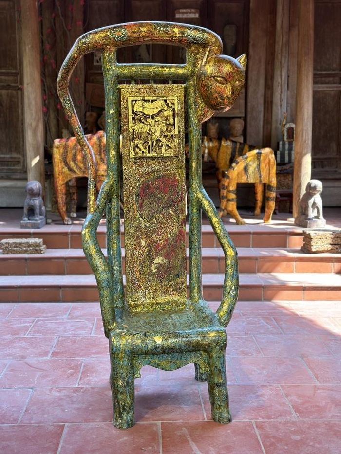 Lộc mão: Chiếc ghế màu xanh thể hiện sự sum vầy, an lộc giữa mùa xuân.