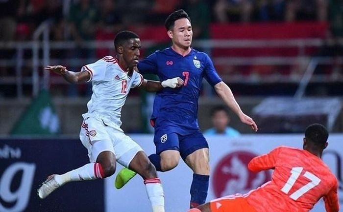 Thái Lan (xanh) trong trận đấu với UAE ở Vòng loại World Cup 2022. Ảnh: FAT