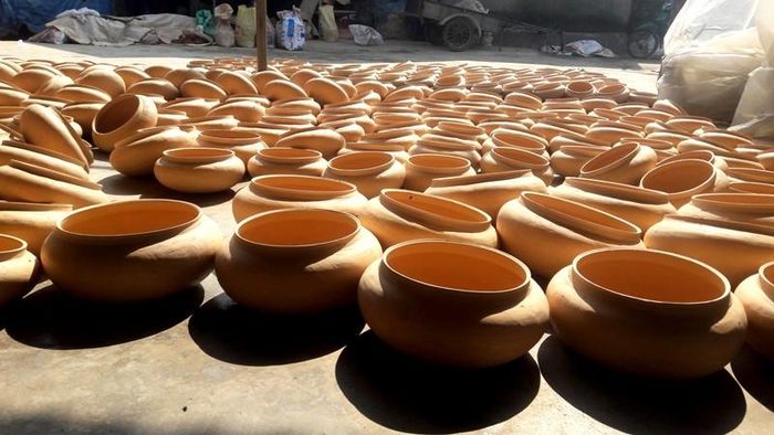 Sau khi nhào nặn thành sản phẩm, nồi sẽ được phơi nắng trước khi cho vào lò nung