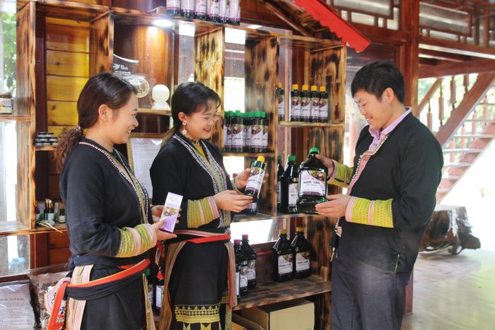 Thuốc tắm của người Dao đỏ ở Tả Phìn (Sa Pa) đã có thương hiệu.