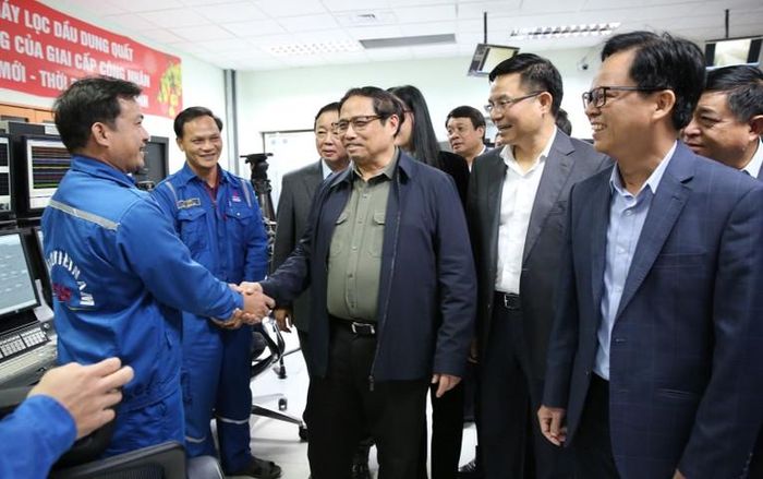Thủ tướng Phạm Minh Chính thăm hỏi cán bộ, nhân viên Nhà máy lọc dầu Dung Quất. Ảnh: BSR