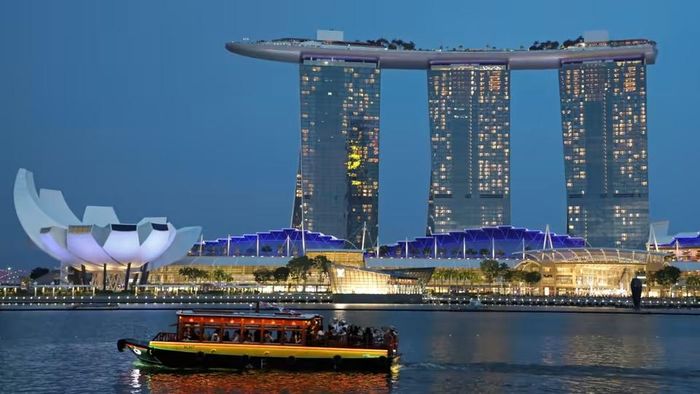 Việc chính quyền Singapore dỡ bỏ các hạn chế liên quan đến Covid-19 tại biên giới đã giúp nền kinh tế hồi phục. Ảnh: Reuters.