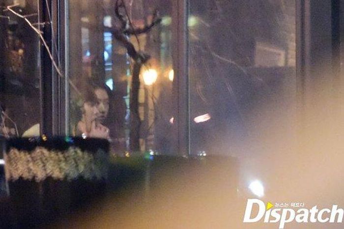 Dispatch tung loạt ảnh hẹn hò của Lee Jong Suk - Park Shin Hye hồi năm 2015