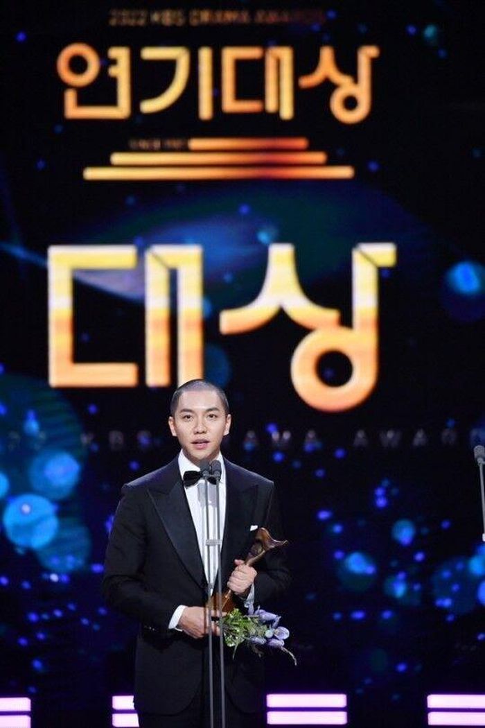 Ngoại hình mới của Lee Seung Gi