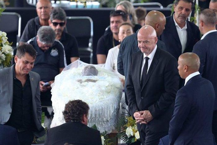 Chủ tịch FIFA Gianni Infantino tham dự lễ tang Pele ở Brazil.