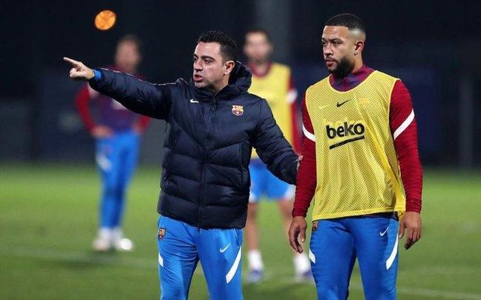 Xavi công khai ý định giữ Depay.