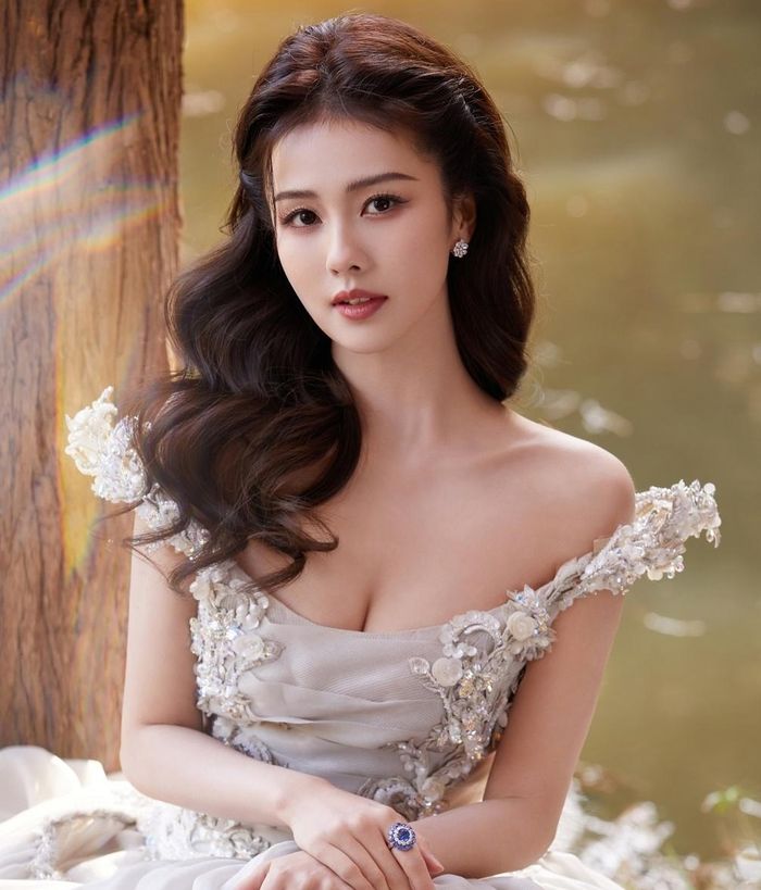 Ngô Cẩn Ngôn mất vị trí "chị cả" của công ty về tay đàn em Bạch Lộc. Ảnh: Sina.