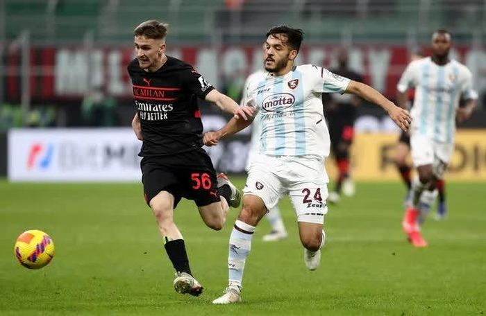 Milan (trái) được đánh giá cao hơn Salernitana