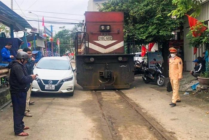 Lực lượng CSGT kiểm tra hiện trường vụ vi phạm.