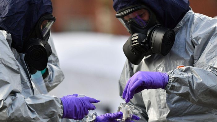Novichok thường được dùng ở dạng bột mịn. Nó có thành phần hóa học khác một chút so với VX và sarin. Tuy nhiên, Novichok được cho là có khả năng gây chết người cao gấp 5 - 10 lần so với những chất độc khác và có thể chống lại các biện pháp chữa trị nhiễm độc thông thường.