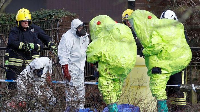 Chất độc thần kinh Novichok thường gây nhiễm độc cho nạn nhân thông qua đường hô hấp hoặc hấp thụ qua da. Sau khi xâm nhập vào cơ thể nạn nhân, chất độc nguy hiểm này sẽ khiến tim đập chậm lại và đường thở bị co rút. Sau cùng, nạn nhân tử vong vì ngạt thở chỉ sau vài phút tiếp xúc với Novichok.